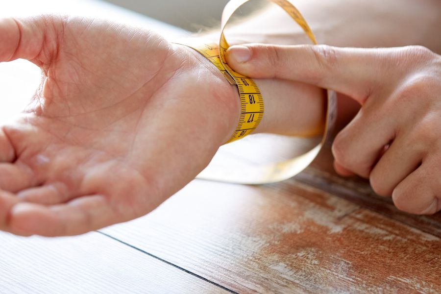 measure your wrist at home
