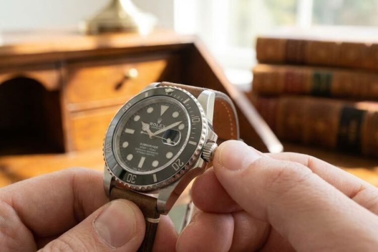 manually winding a rolex submariner