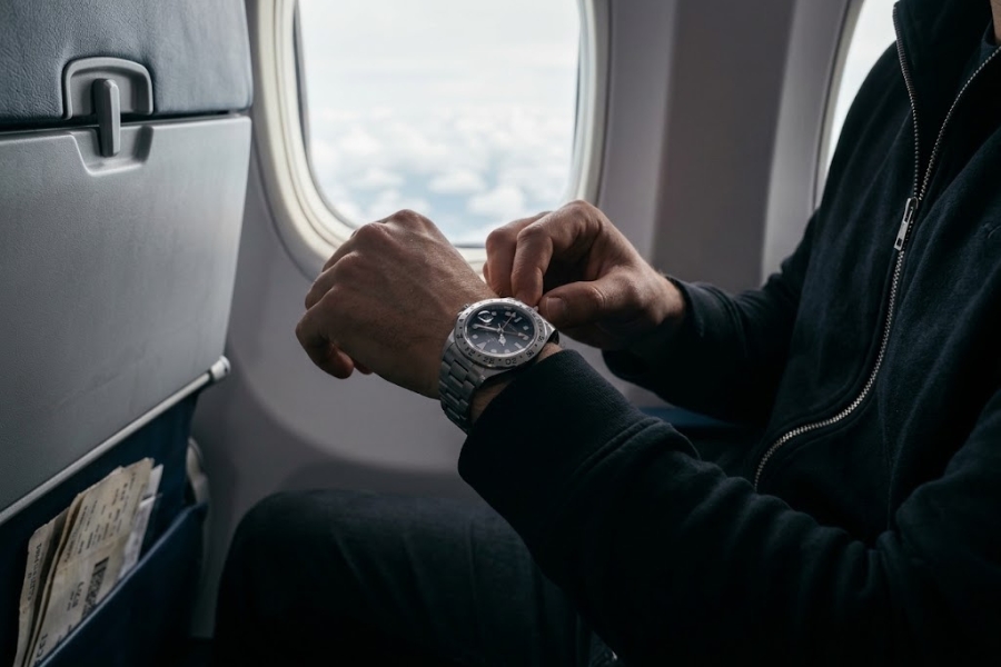 flyer gmt watch adjusting timezone flight